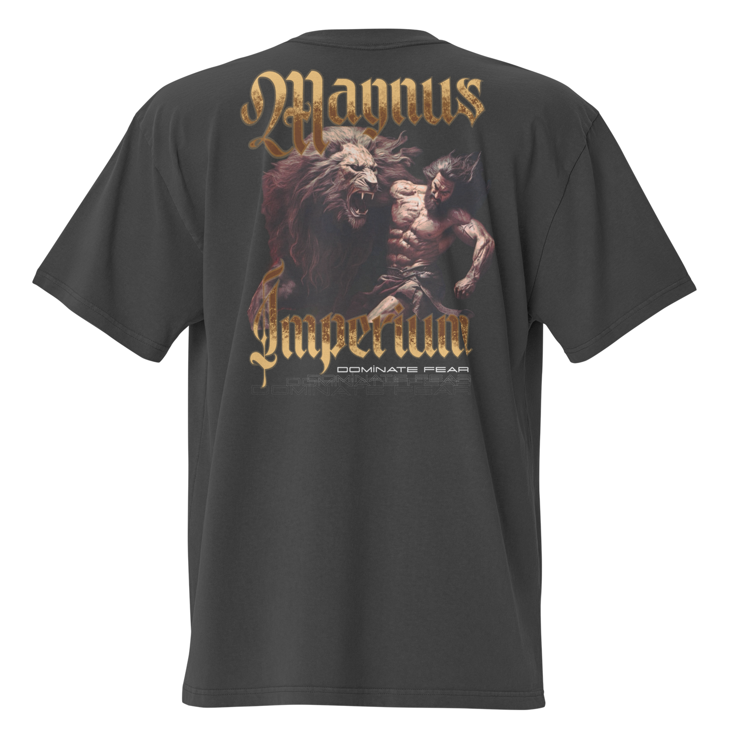 Camiseta oversize negra con diseño Dominate Fear y logo Magnus Imperium en la espalda.